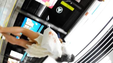 大神地铁尾随偷拍美女裙底风光白色碎边仙女裙，美腿美脚黑骚丁